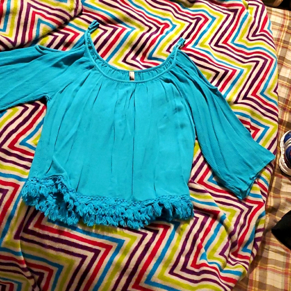 3/4 sleeve cold shoulder top size S